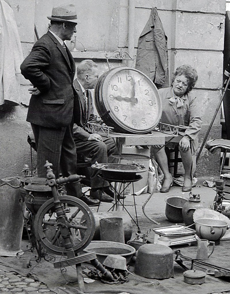 L’evento è attivo dal 1985 e, secondo le stime più diffuse, coinvolge oltre 300 banchi all’aperto e circa 50 negozi che, in occasione della giornata, espongono anche fuori dai locali