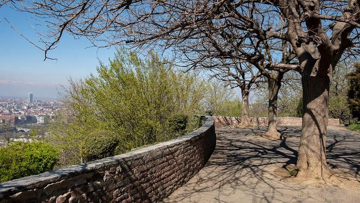 Il Parco Europa si trova in zona collinare, nel borgo di Cavoretto, a circa 6 km dalla città, con una quota compresa tra 315 e 368 metri