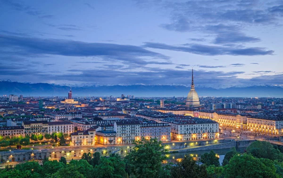 Il Monte dei Cappuccini è una collina urbana a 325 metri sul livello del mare, in prossimità di piazza Vittorio Veneto e del ponte sul Po