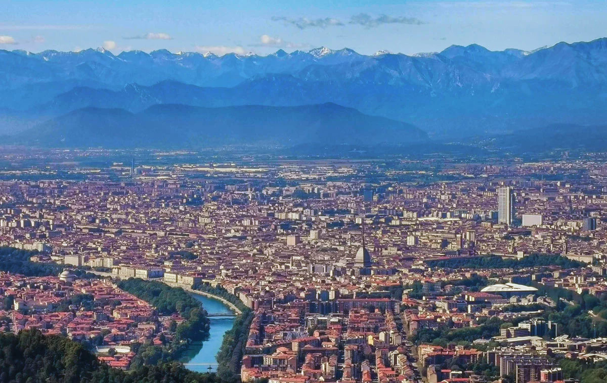Tre belvedere sulle colline torinesi, accessibili senza prenotazione e adatti a osservare la città da prospettive diverse: uno vicino al centro, uno immerso nel verde e uno con vista più ampia sull’area urbana e sull’arco alpino