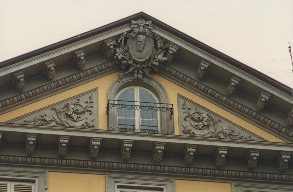 La Casa Della Vedova è un edificio storico di Torino situato in corso Galileo Ferraris 31, all’angolo con corso Matteotti, noto come casa-studio dello scultore Pietro Della Vedova (1831-1898)