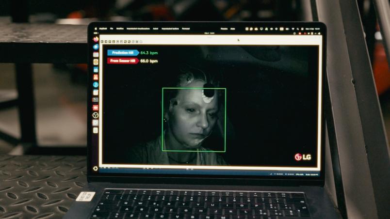 L'interfaccia del software sviluppato dal DAUIN che, tramite una telecamera e algoritmi di visione artificiale, estrae in tempo reale i parametri cardio-respiratori del conducente