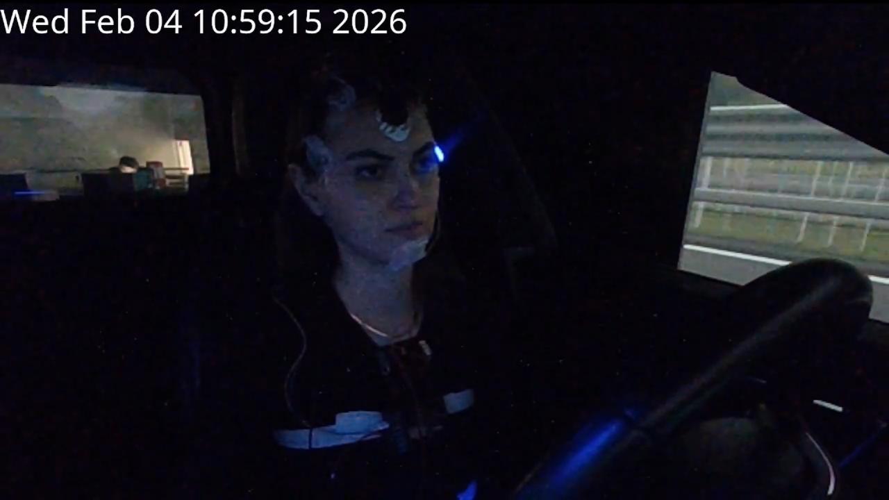 Il sistema è concepito per operare in modalità contactless, senza sensori indossabili durante l’uso: dispositivi wearable vengono impiegati nella fase di test per verificare l’accuratezza dei dati ricavati dalla telecamera