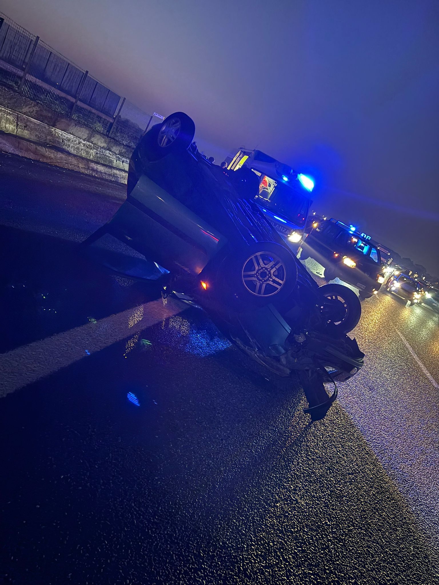 Nell’impatto sono rimasti coinvolti due veicoli, uno dei quali si è ribaltato sulla carreggiata