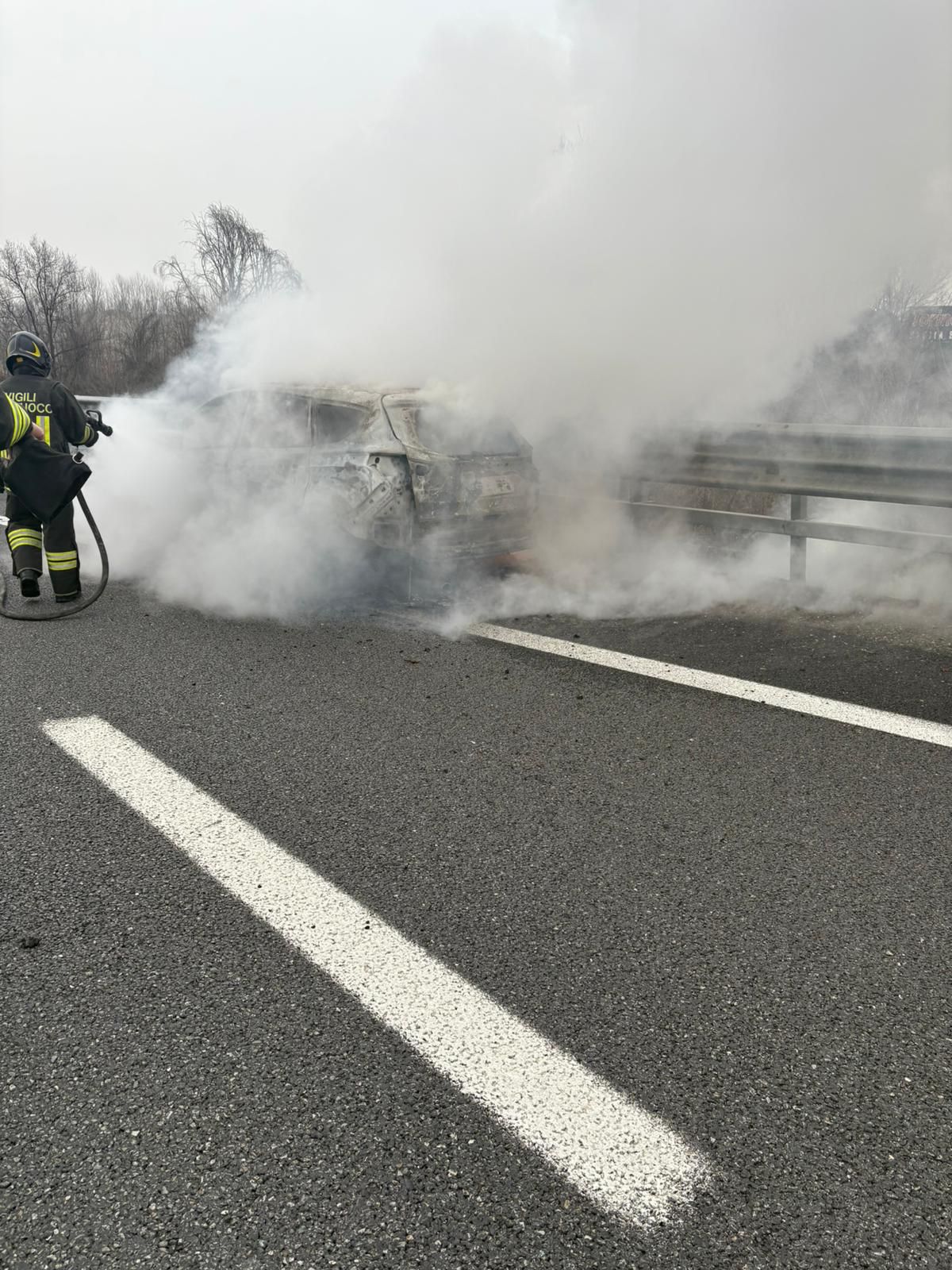 Un’auto ha preso fuoco nel pomeriggio di domenica 1 marzo 2026 lungo la tangenziale nord di Torino, all’altezza dello svincolo di Borgaro Torinese, mentre procedeva in direzione Milano