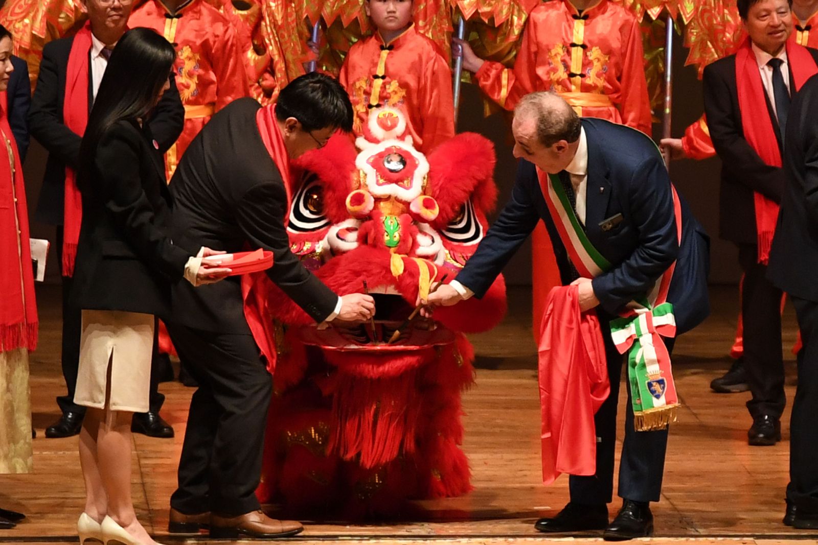La serata ha riunito sul palco esponenti della comunità cinese e artisti di diversa provenienza, con un format centrato su musica, danza e momenti di poesia