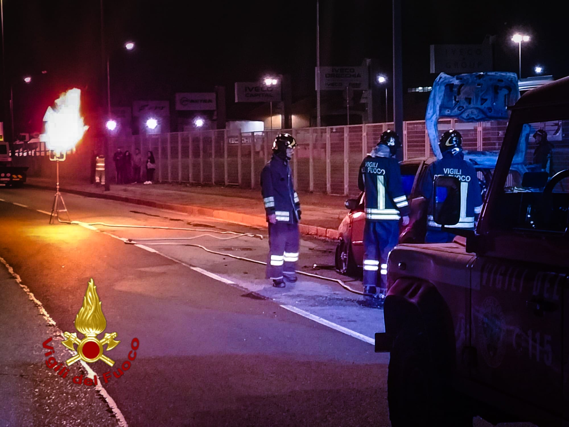 Sul posto sono intervenute due squadre operative, tra cui il nucleo specializzato NBCR (Nucleare, Biologico, Chimico e Radiologico), attivato in considerazione della tipologia di alimentazione del veicolo