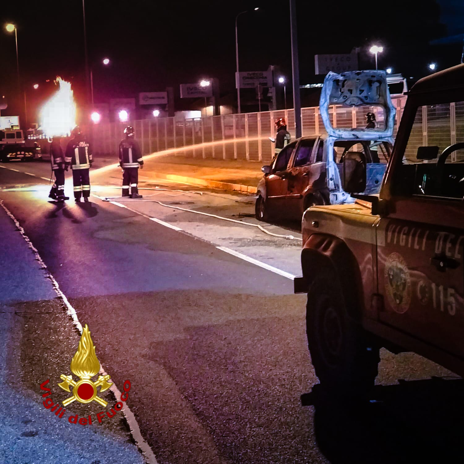 Le operazioni si sono concentrate sullo spegnimento delle fiamme e sulla successiva messa in sicurezza dell’area e del mezzo coinvolto