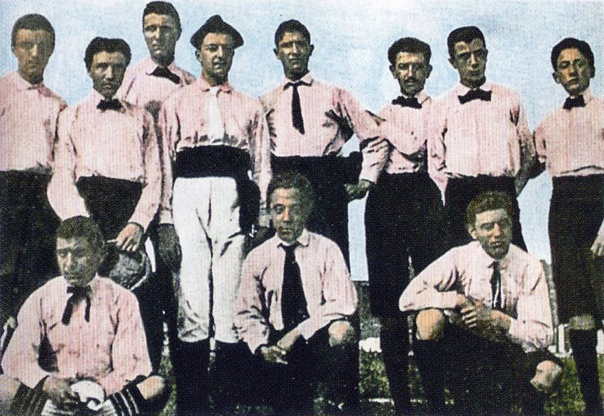 L’uniforme era composta da una camicia rosa, spesso accompagnata da un cravattino o papillon nero, mentre il capitano indossava un berretto scuro