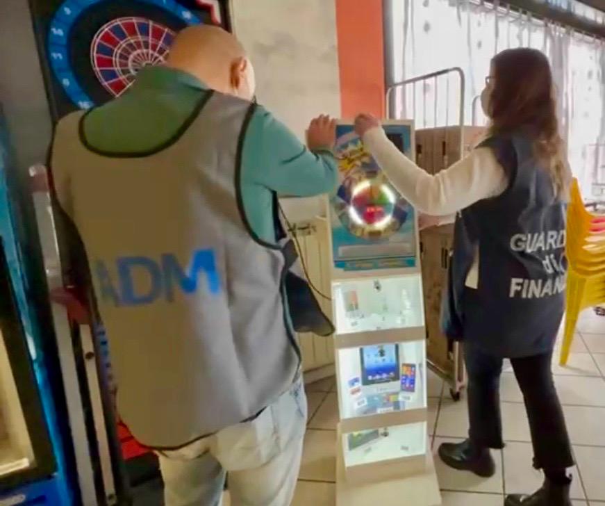 Le verifiche tecniche hanno evidenziato che le schede di gioco non rispettavano i requisiti richiesti; alcune risultavano inoltre dismesse e provenienti da soggetti terzi estranei all’attività