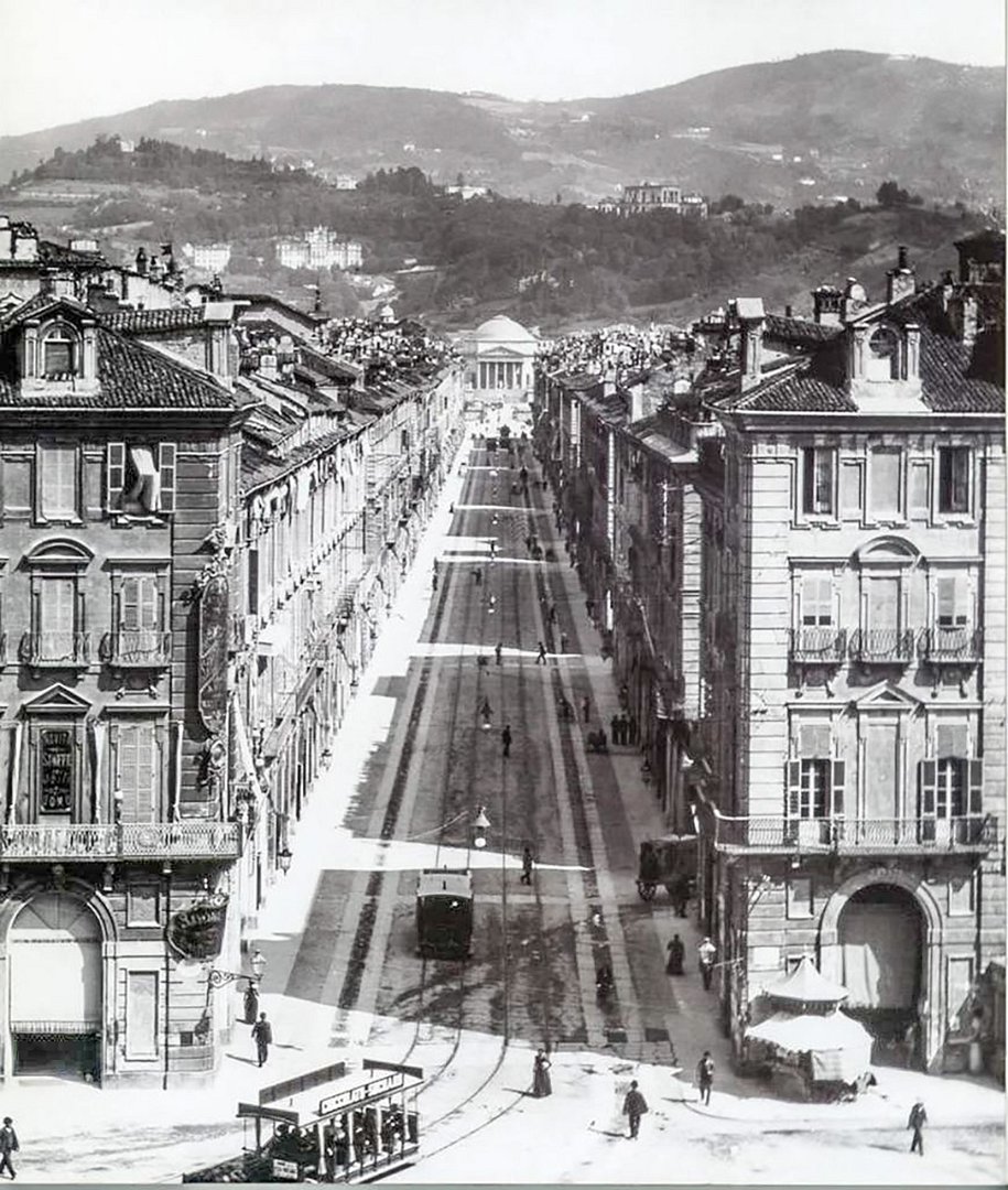 Nel corso del tempo, la via è diventata anche un importante spazio commerciale e universitario, grazie alla presenza di negozi storici, librerie e sedi dell’Università di Torino