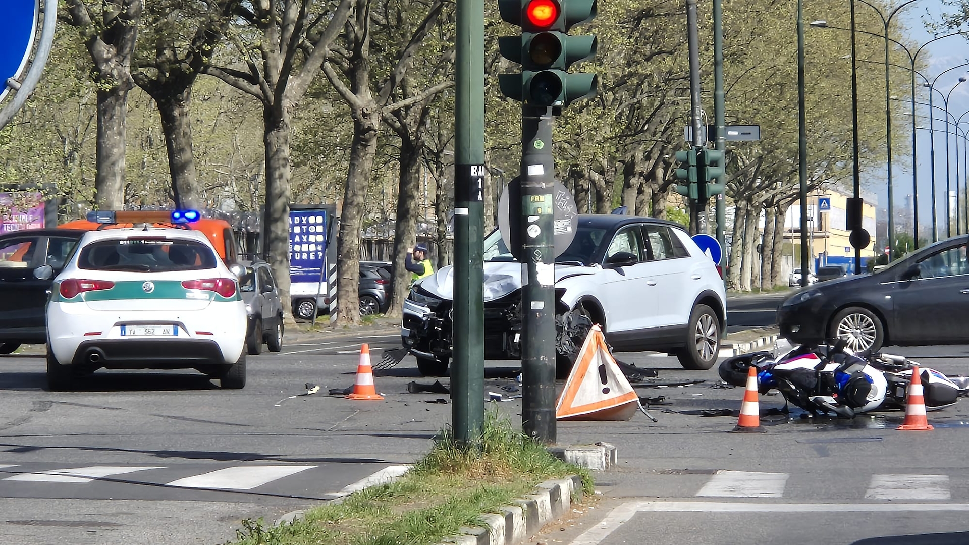 Il sinistro ha coinvolto un’automobile e una motocicletta